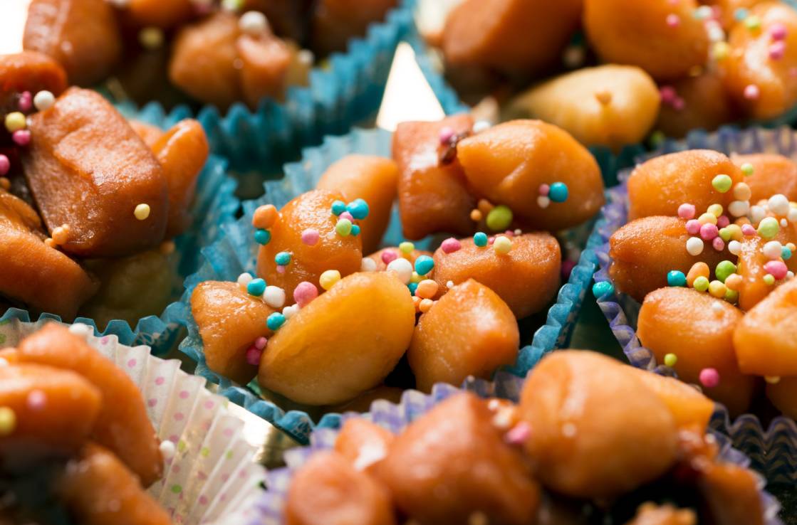 Struffoli dolci nei mercatini di Natale a Napoli